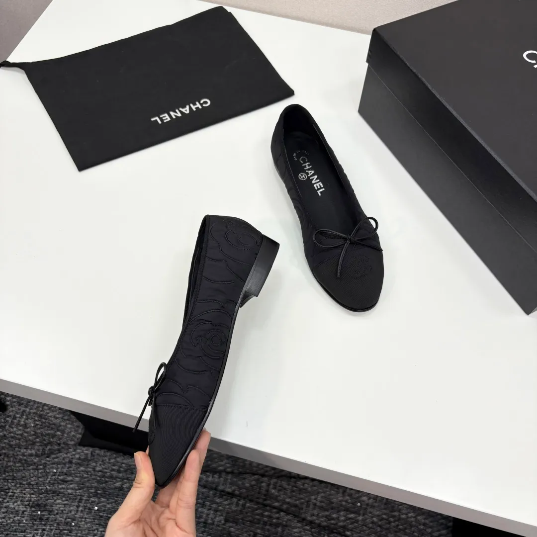 👟👟Ex-factory price 540👟👟 25Fw early spring latest color Chanel Xiaoxiang bow ballet flat shoes Believe me, this is a pair of ballet shoes that can take you to good places🩰 Upper: original lace mesh inner lining: no lining Sole: Italian genuine leather outsole Size: 34-41 regular size (34.40.41 customization is not returnable)
